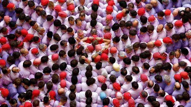 Un 'castell' o torre humana en una plaza de Tarragona durante la Diada, mostrando la tradición cultural catalana.
