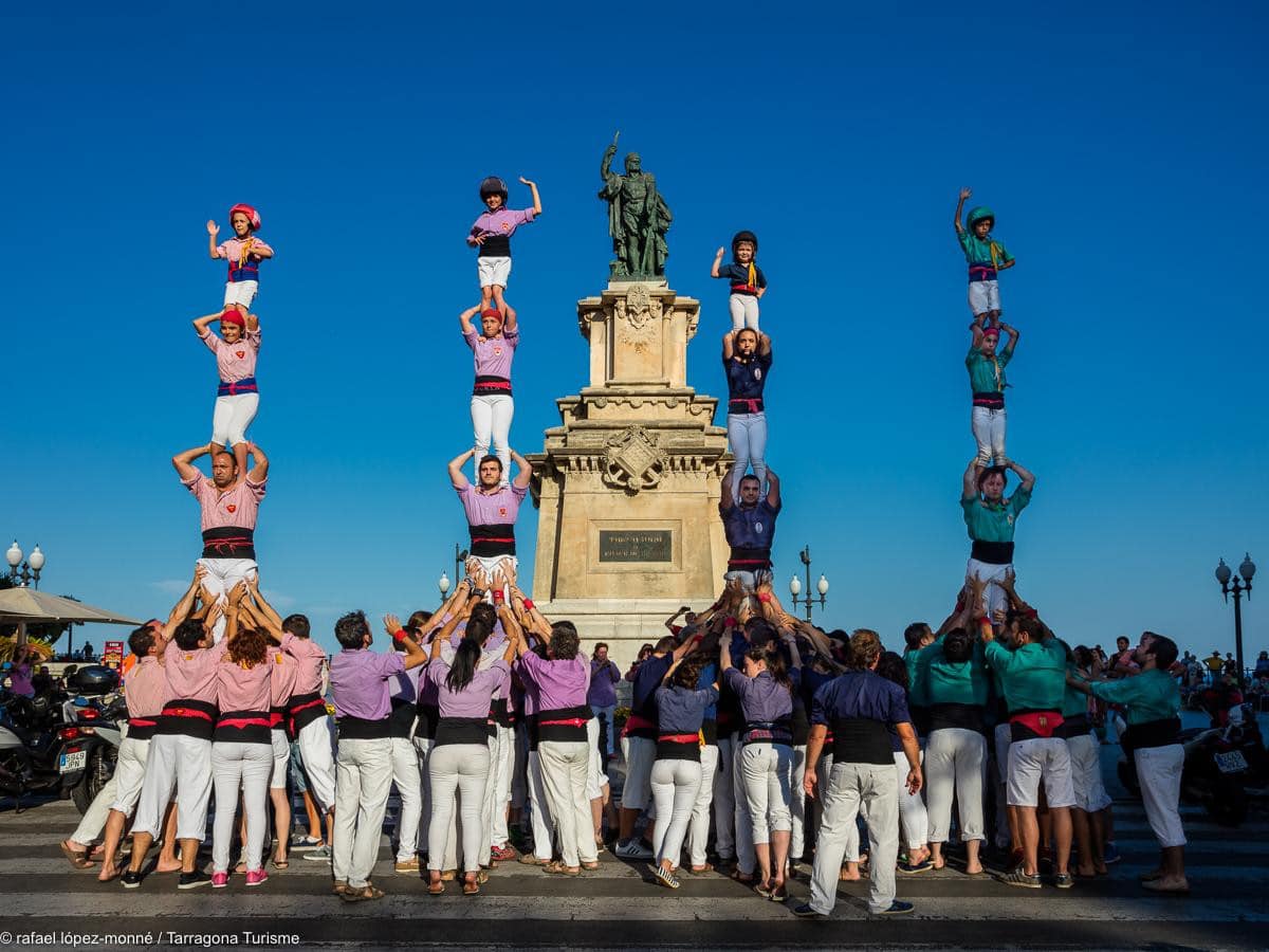 Castellers formando una torre humana en Tarragona