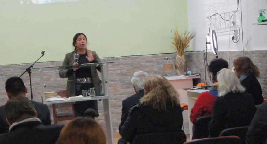 Pastora María Amada Arantes liderando su congregación en Tarragona