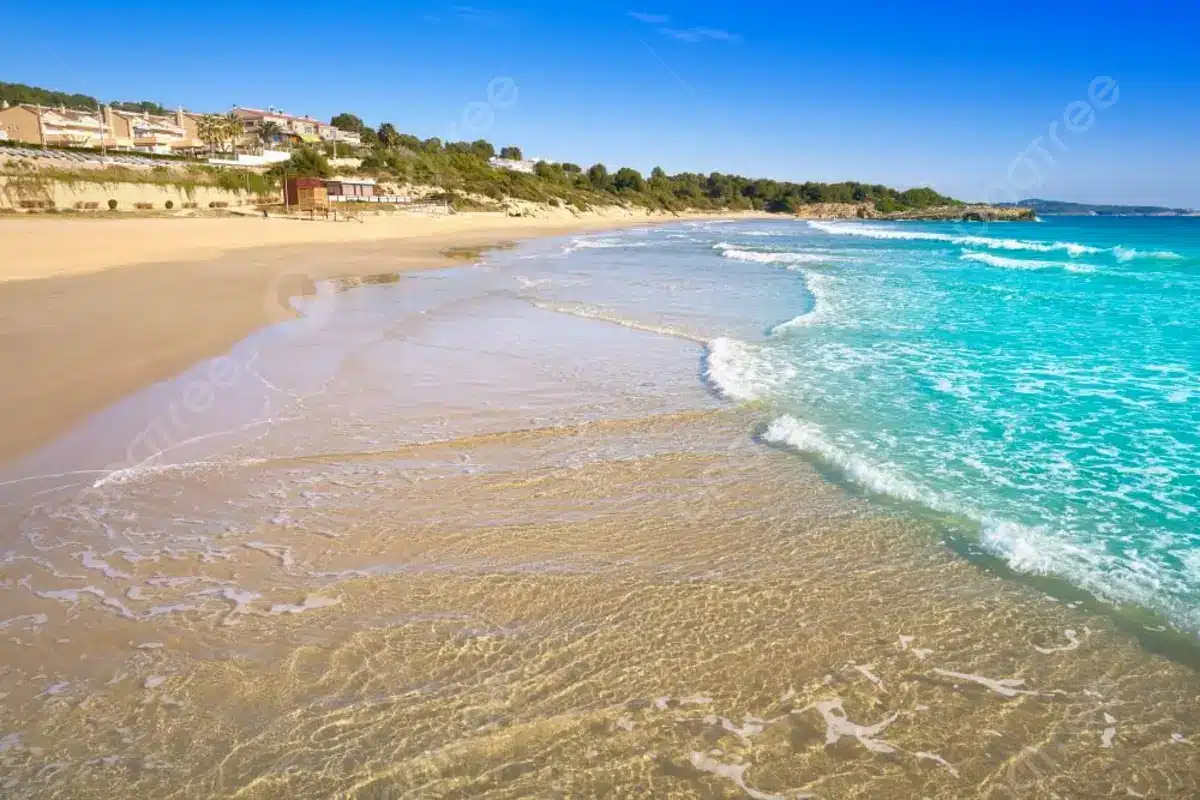 Playa de Savinosa en Tarragona con entorno natural, acantilados y ambiente tranquilo