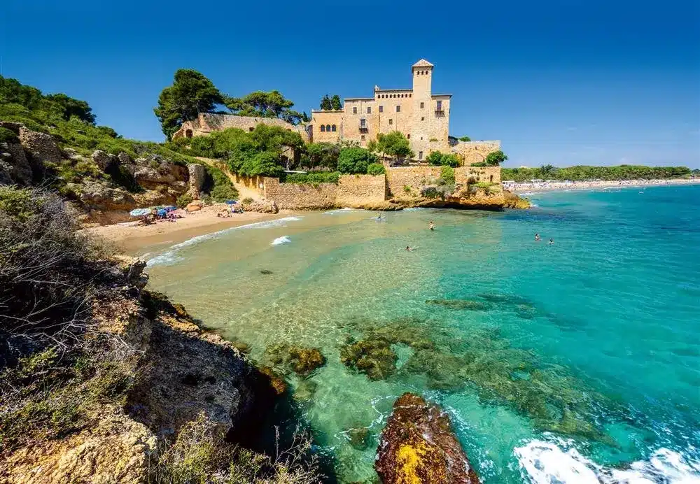 Playa de Tamarit en Tarragona con el histórico Castillo de Tamarit, arena extensa y aguas limpias