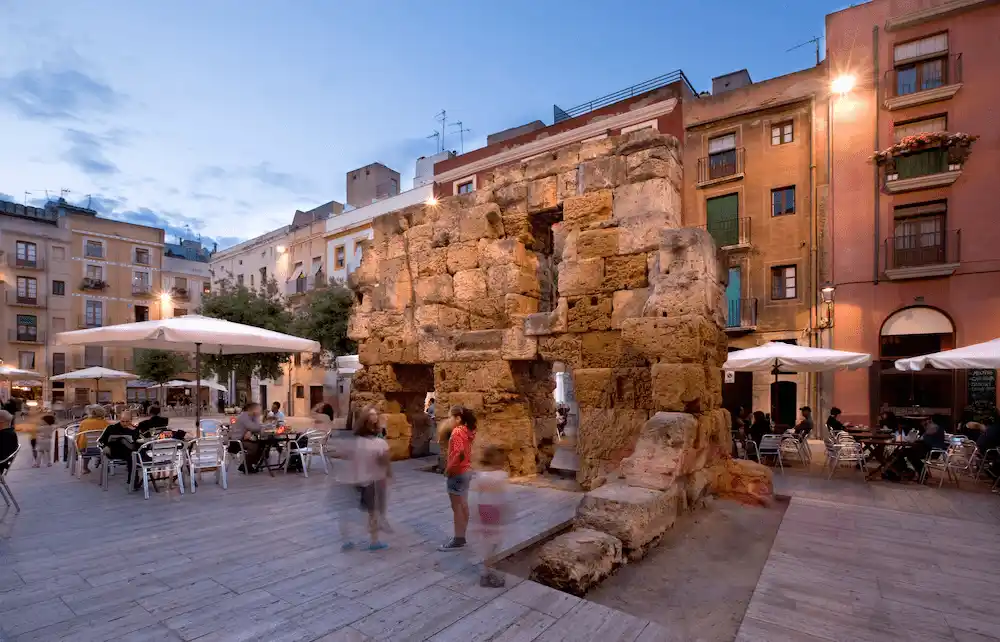 Plaza del Foro de Tarraco, un espacio histórico romano.