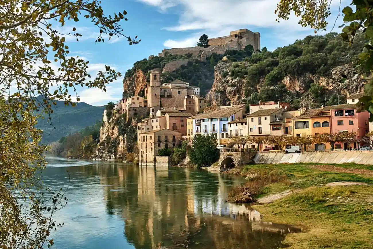 Imponente Castillo de Miravet a orillas del río Ebro en Tarragona.