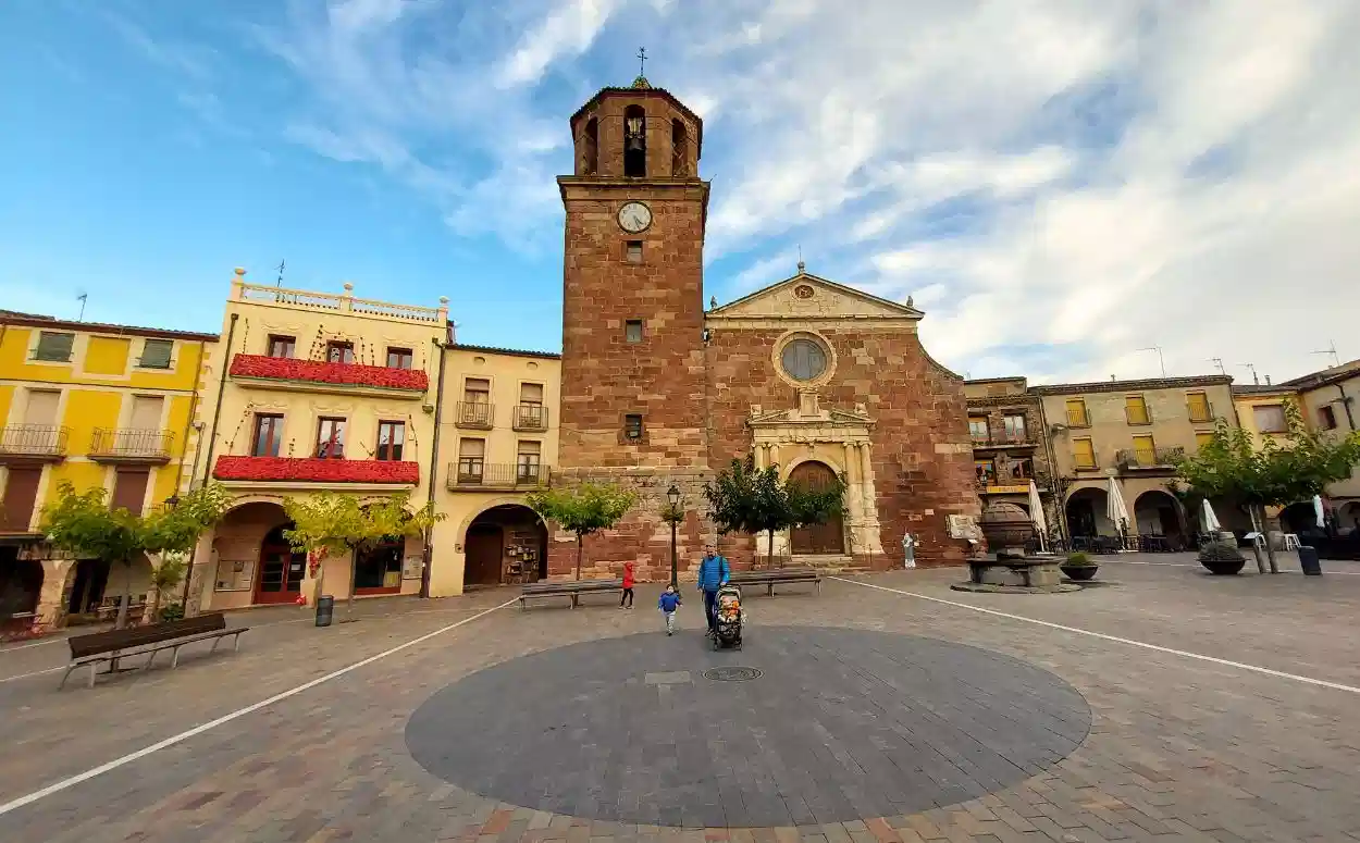 Casco antiguo de Prades, la 'Villa Roja', con su característica piedra en las montañas de Tarragona.