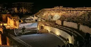 Anfiteatro romano de Tarragona iluminado durante La Noche del Patrimonio, mostrando su legado histórico.