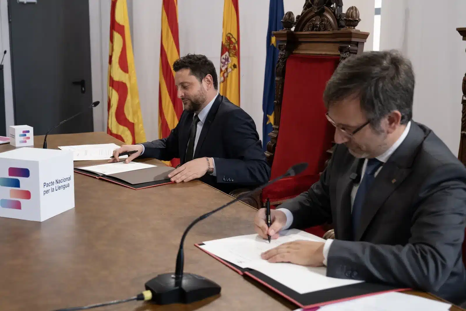 Firma del Pacto Nacional por la Lengua en el Ayuntamiento de Tarragona