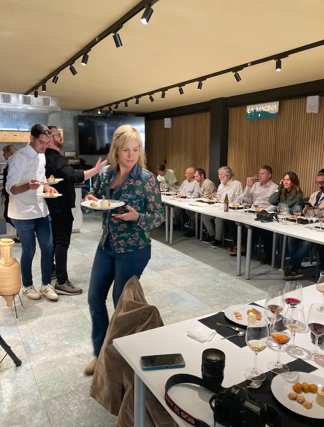 La consellera Montse Adan sirviendo los platos del Chef Moja durante el showcooking romano