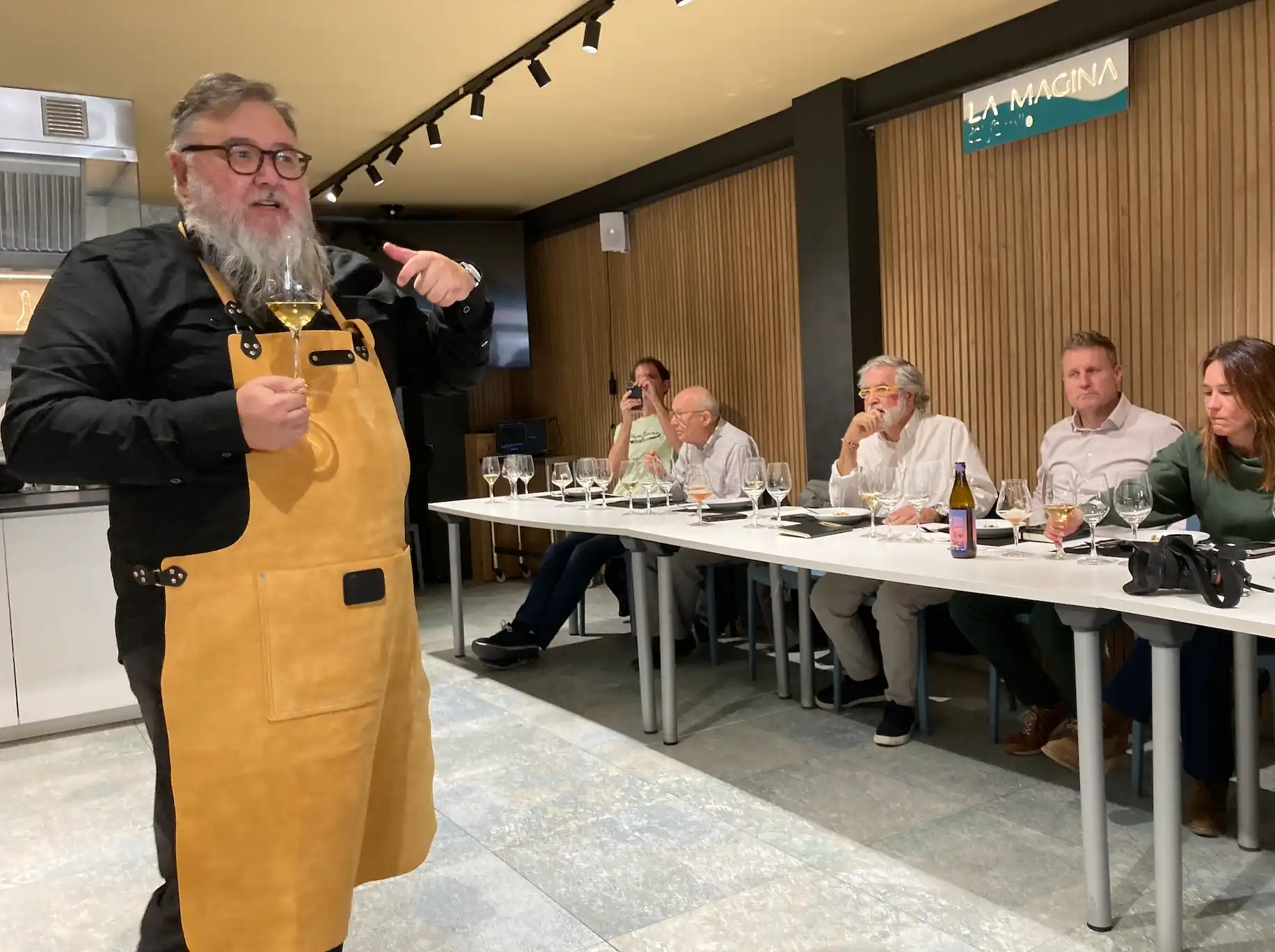 Experto en vinos explicando la historia de la vid en Tarragona durante la presentación ante los medios