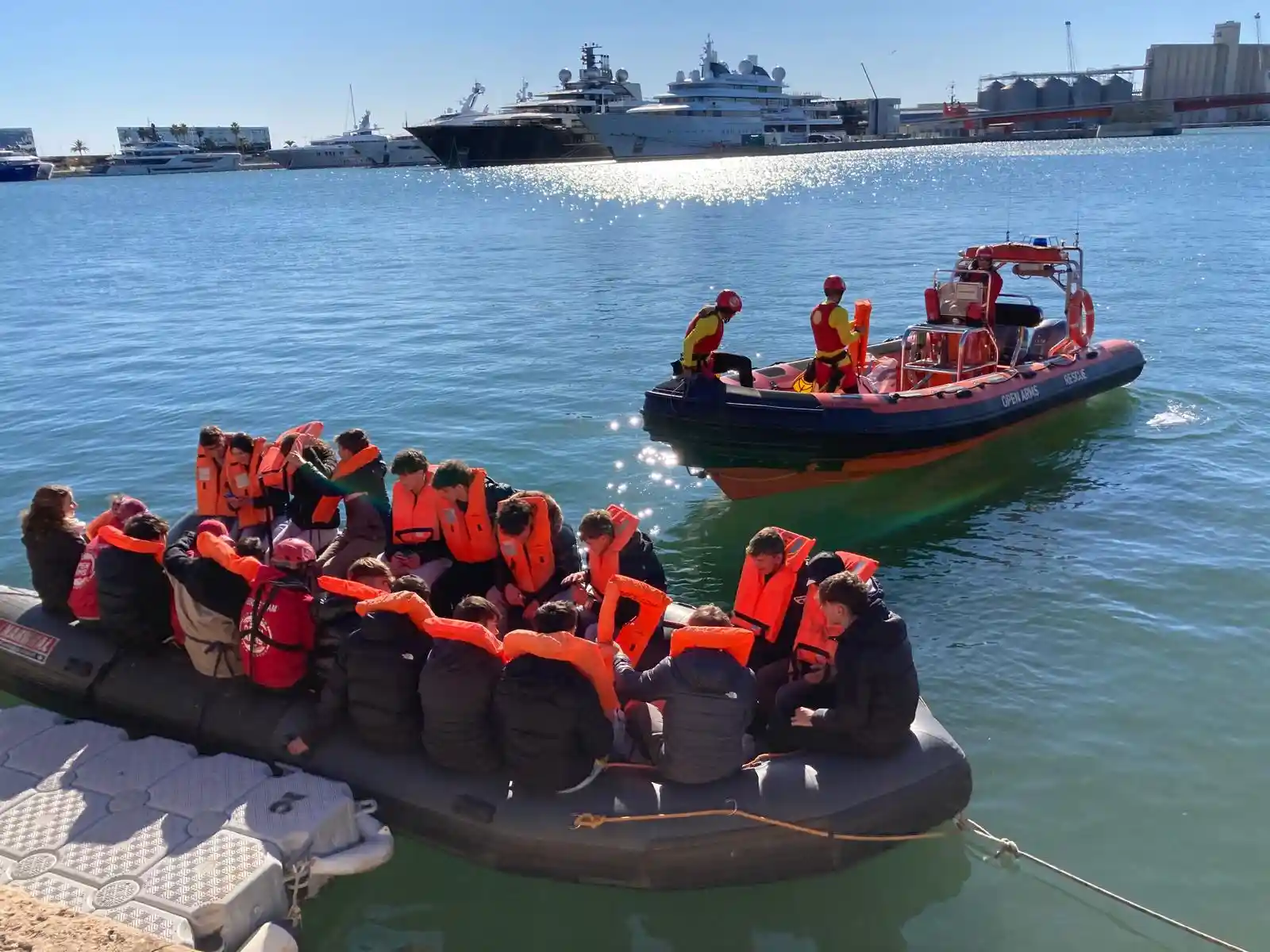 Simulacro de rescate realizado durante la visita del Open Arms en Tarragona