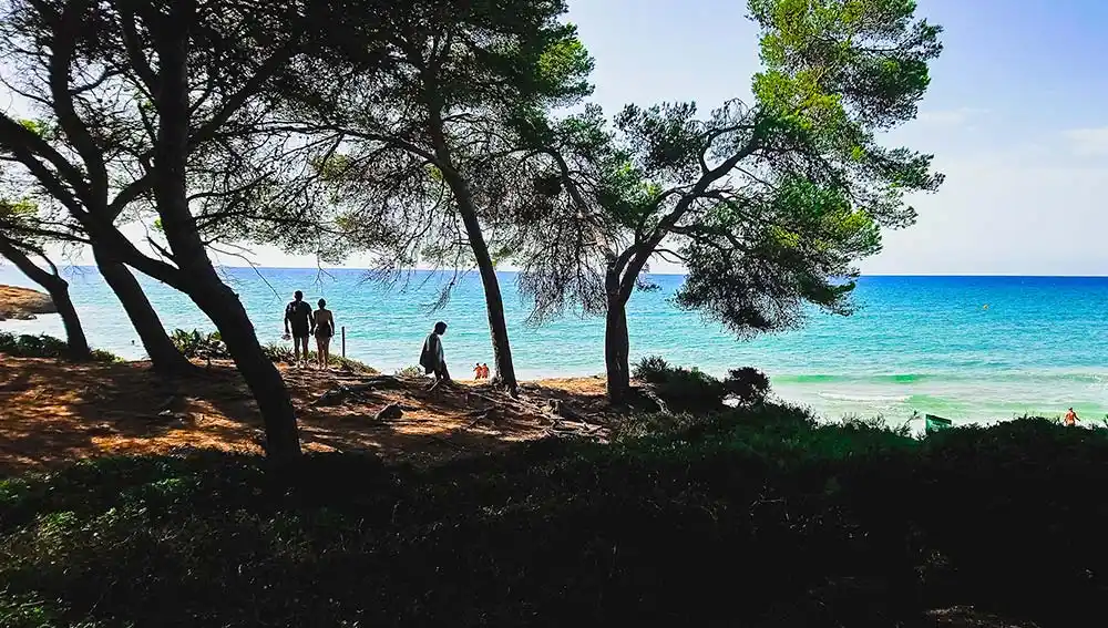 Vistas del mar Mediterráneo desde la Playa Waikiki en invierno, Tarragona