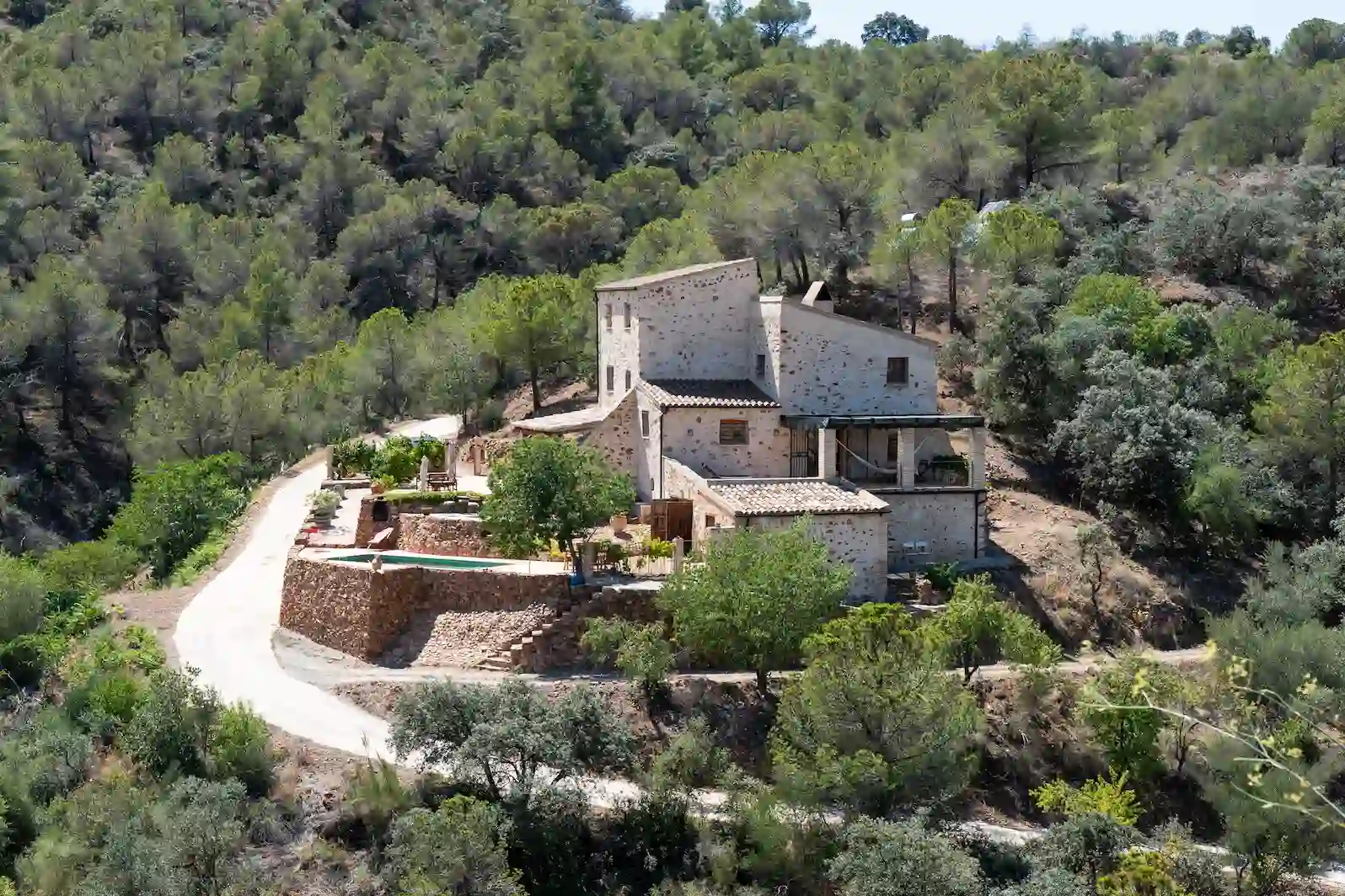 Masía entre viñedos y paisaje rural del Priorat en El Molar